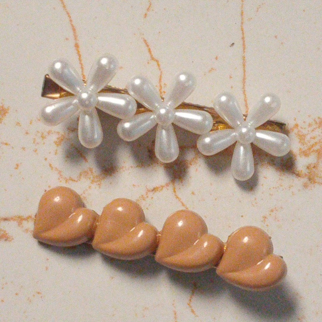 2 barrettes